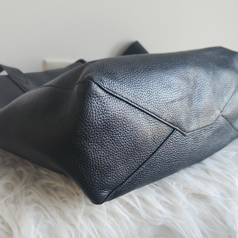 Michael Kors Elegant Black Tote - Picture 5 of 12